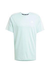Maglietta da corsa Adidas di colore azzurro chiaro con tre strisce bianche sulle maniche e piccolo logo Adidas sul petto.