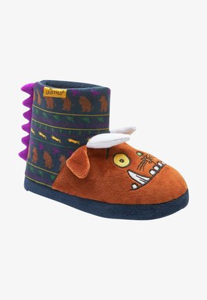Chausson en peluche marron avec un design de personnage, visage brodé, épines violettes et dessus à motifs en bleu foncé avec des accents multicolores.