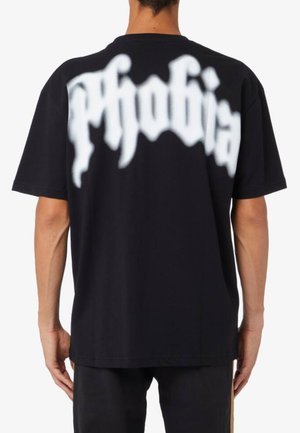 T-shirt in cotone nero con maniche corte, caratterizzato da una grande scritta graffitata in bianco "Phobia" sul retro.