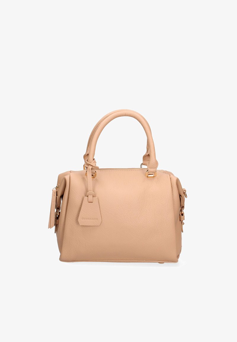 Sac à main en cuir beige avec deux poignées, une fermeture éclair, des boucles latérales et une étiquette en cuir assortie suspendue à une poignée.
