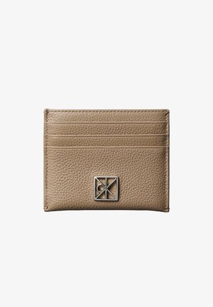 Beige tekstureret læder kortholder med tre kortholdere og et lille sølv geometrisk metallogo på forsiden.