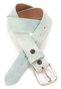 Muntgroene leren riem met een textuurafwerking, voorzien van een zilverkleurige metalen gesp en zwarte drukknoopjes, met een gladde onderkant.