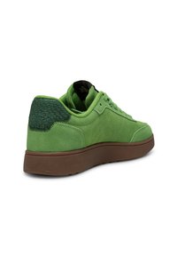 Zelene nubuk tenisice s teksturiranim zelenim naglaskom na peti, zaobljenim prstom i smešnim gumenim đonom. Ima klasičan dizajn s vezicama i podstavljeni ovratnik.