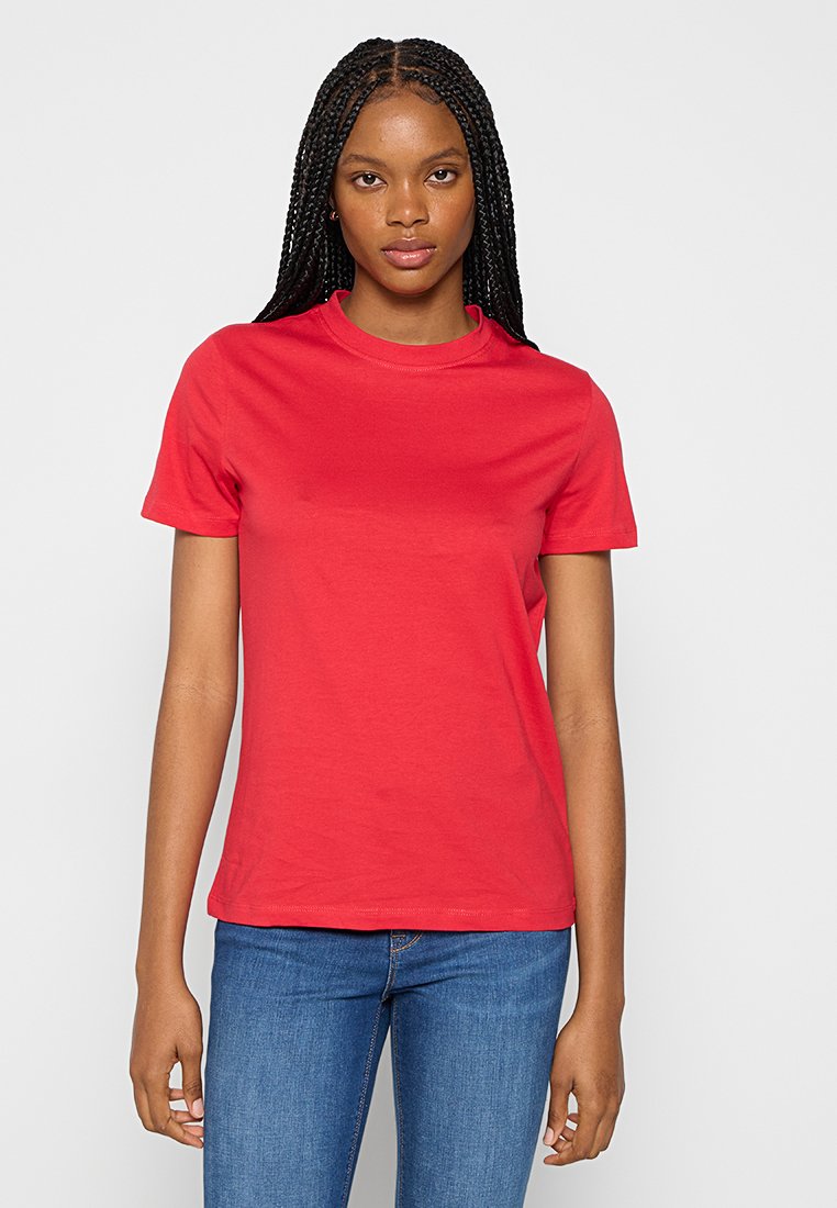 Rotes Baumwoll-T-Shirt mit kurzen Ärmeln, Rundhalsausschnitt und lockerer Passform, kombiniert mit blauen Jeans. Keine sichtbaren Muster oder Grafiken.