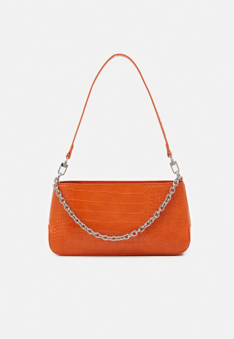 Sac à main orange en cuir embossé crocodile, de forme plate, avec une longue bandoulière en cuir et un accent de chaîne argentée. Texture lisse avec une finition brillante.
