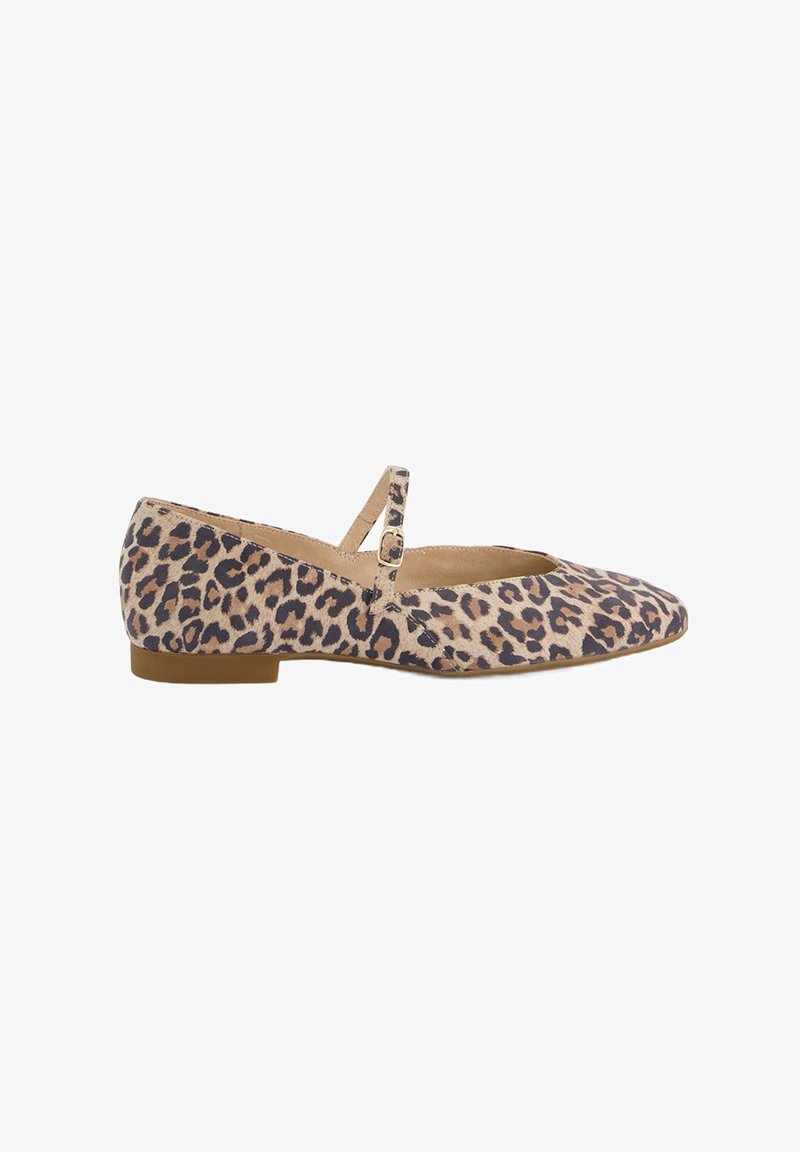 Ballerine con stampa leopardata realizzate in materiale morbido, dotate di punta arrotondata, cinturino alla caviglia con fibbia e tacco basso a piramide.