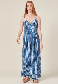 Blau-weißer gestreifter Maxikleid mit taillierter Oberseite, verstellbaren Trägern und einem Schlüssel-Ausschnitt. Hergestellt aus einem leichten, fließenden Material.