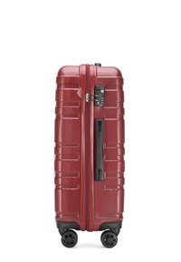 Rode hardshell koffer met een gestructureerd oppervlak, dubbel ritsen, een cijferslot en vier zwarte spinnerwielen voor gemakkelijke wendbaarheid.