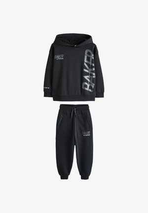 Schwarzes Hoodie- und Jogginghosen-Set mit dem Aufdruck "BAKER by Ted Baker" auf Brust, Ärmel und Hosentasche, mit Kordelzugbund und Reißverschlusstasche.