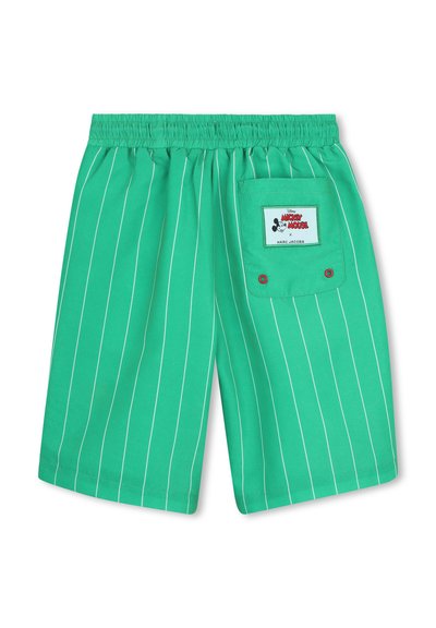 Groene korte broek met witte verticale strepen, een elastische tailleband en een achterzak met een Mickey Mouse x Marc Jacobs-patch.