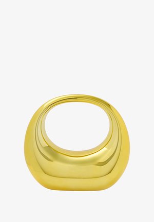 Arany színű díszítő tál, sima, fényes felülettel, organikus formával és nyitott középpel, lekerekített szélekkel.