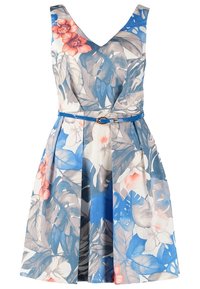 Robe sans manches à col en V avec des motifs floraux bleus, gris et corail, taille cintrée avec une fine ceinture bleue, et jupe évasée plissée.