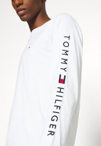 Tommy Hilfiger LOGO LONG SLEEVE TEE - Top dugih rukava - white