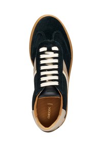 Sneaker in suede verde scuro con lacci e strisce color crema. Suola in gomma color beige con interno testurizzato. Logo del brand visibile all'interno.