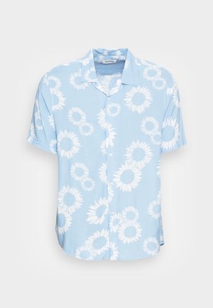 Chemise bleu clair à manches courtes boutonnée avec motif tournesol blanc et col classique sur fond uni.