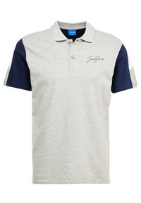 Šedá polo tričko s námořnickými krátkými rukávy, knoflíkovou léga na tři knoflíky a vyšitým logem na hrudi. Vyrobeno z měkké směsi bavlny.