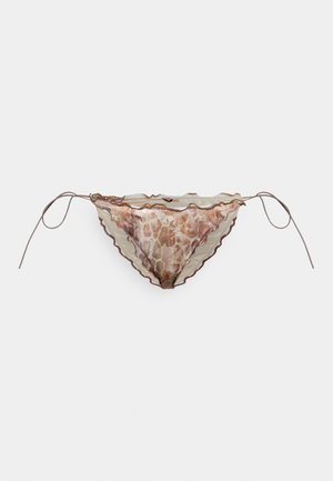 Brune og kremmønstrede bikiniunderdeler med bølget kant og knytinger på sidene, med et design inspirert av giraffeprikker.