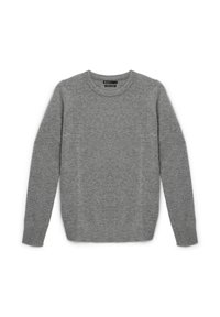 Pull gris, encolure ronde, manches longues, bords côtelés. Le tissu semble doux avec une texture lisse et sans motifs visibles.