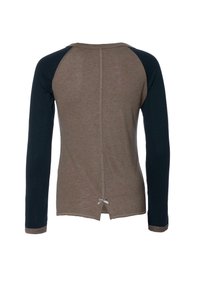 Camicia a maniche lunghe con un corpo marrone e maniche raglan blu navy, con una cucitura centrale sul retro e un piccolo dettaglio a fiocco all'orlo.