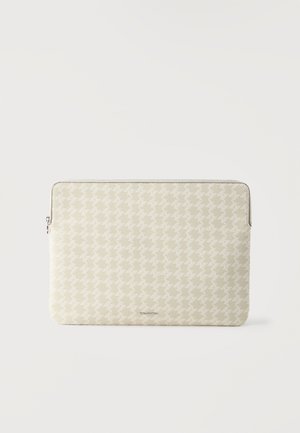 Housse d’ordinateur portable beige clair zippée avec un motif discret pied-de-poule et un petit logo de marque centré sur le devant.