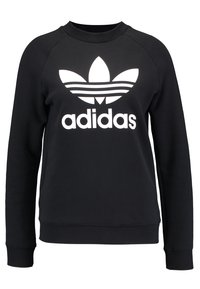 Svart sweatshirt av bomullsblandning med rund halsringning, långa ärmar och en vit Adidas-logotyp med tre ränder över bröstet.