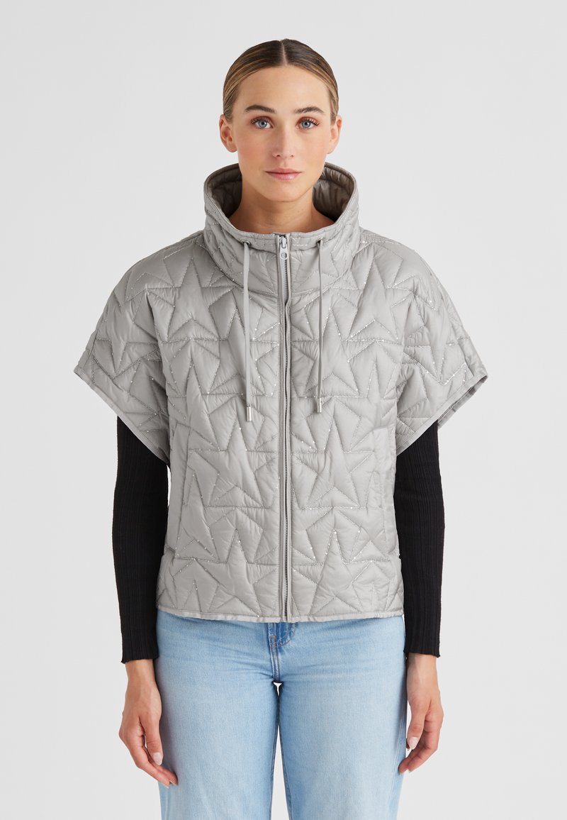 Graue Steppjacke mit kurzen Ärmeln, hohem Kragen, Reißverschluss, geometrischem Steppmuster und Kordelzügen.