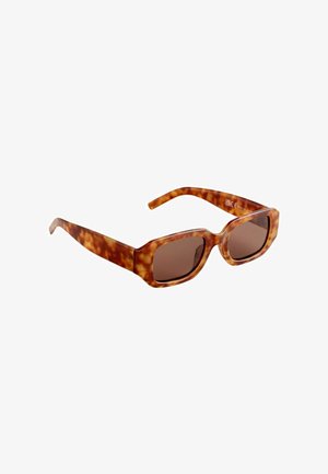 Obdĺžnikové slnečné okuliare s hrubými rámami a tmavohnedými šošovkami v želvovinovom vzore, zobrazené mierne z uhla na bielom pozadí.