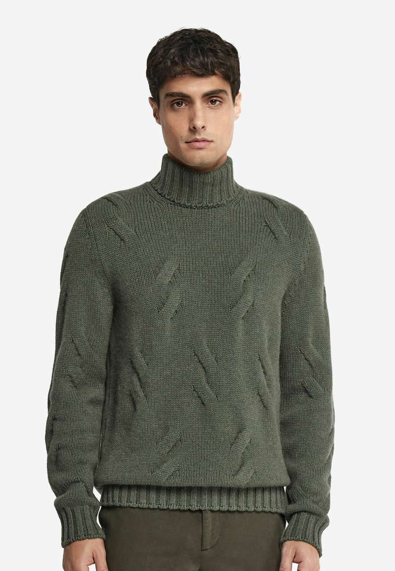 Grön stickad höghalssweater med ett texturerat mönster med upphöjda diagonala linjer samt ribbade ärmslut och nederkant.