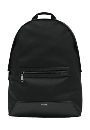 Mochila de tela negra con un bolsillo frontal horizontal con cremallera, asa superior y logotipo "REISS" en el panel frontal inferior.