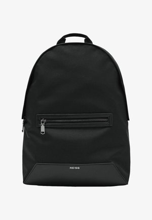Mochila de tela negra con un bolsillo frontal horizontal con cremallera, asa superior y logotipo "REISS" en el panel frontal inferior.