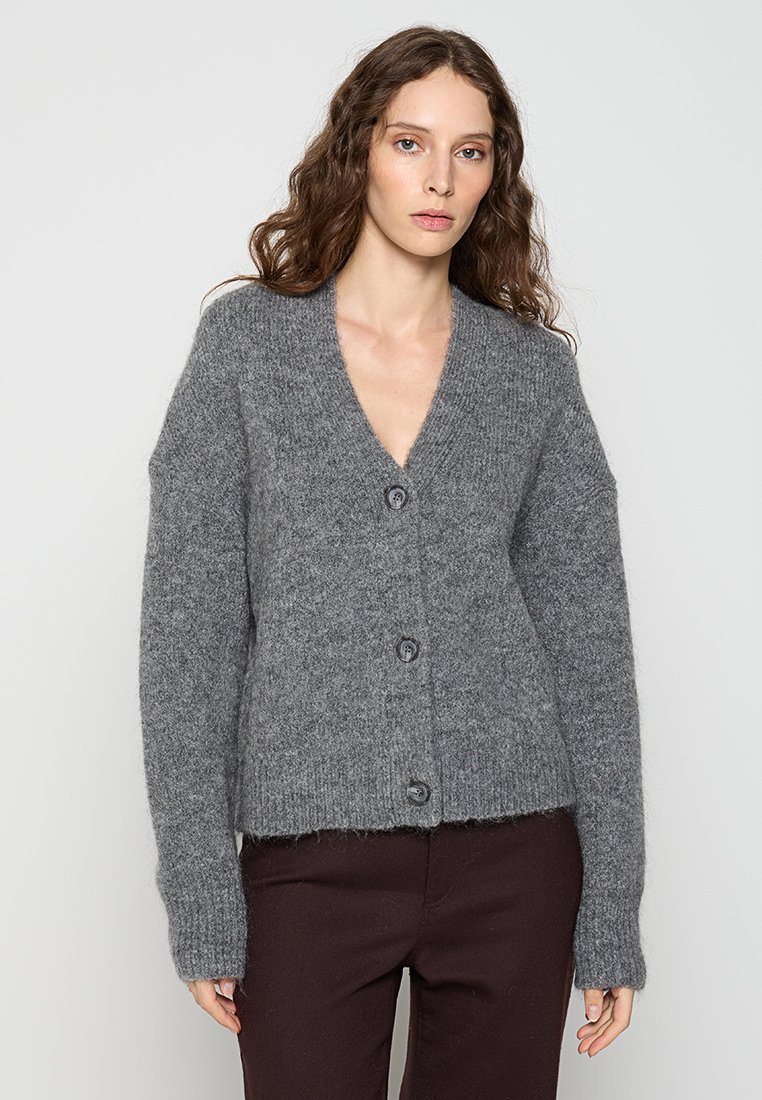 Grauer Wollcardigan mit V-Ausschnitt, fünf Knöpfen auf der Vorderseite, gerippten Bündchen und lockerer Passform. Strukturierter Stoff mit einer weichen, fuzzy Optik.