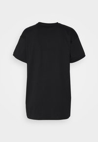 Czarny t-shirt o luźnym kroju, okrągłym dekolcie i krótkich rękawach. Gładki materiał bawełniany, bez widocznych wzorów czy akcentów.