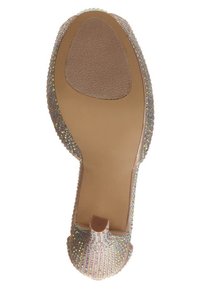 Chaussure à talons hauts avec un dessus transparent orné de perles et de strass irisés, une semelle beige lisse et un design à bout ouvert.