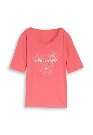 Koraalroze T-shirt met korte mouwen, ronde hals en witte lijntekeningen van bloemen met de tekst "DUSTY FLOWER" op de voorkant.