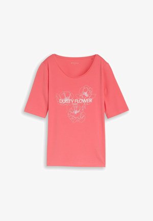Koraalroze T-shirt met korte mouwen, ronde hals en witte lijntekeningen van bloemen met de tekst "DUSTY FLOWER" op de voorkant.