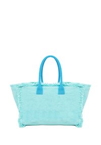 Un bolso de mano turquesa hecho de tela texturizada, con bordes deshilachados y dos asas resistentes. El diseño es espacioso y abierto.