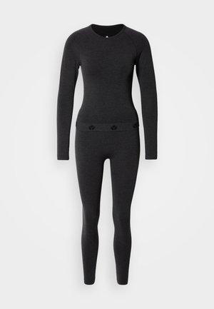 Μαύρο θερμικό τοπ με μακριά μανίκια και αντίστοιχο κολάν, με στρογγυλή λαιμόκοψη, λεία υφή και διακριτικές λεπτομέρειες με λογότυπο στη μέση.