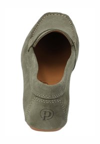 Grüne Wildleder-Löfer mit einer abgerundeten Zehe, minimaler Naht und einem eingeprägten Logo auf der Ferse. Glattes Innenfutter mit einer sandfarbenen Bepolsterung.