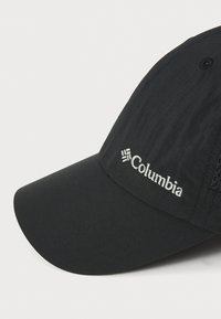 Könnyű anyagból készült fekete sapka, ívelt karimával, melyen az elülső részen egy fehér, hímzett Columbia logó található. Kialakítása merev.