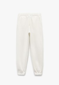 Hvide sweatpants lavet af blødt bomuldsblandingsmateriale; har en elastisk talje, sidelommer og ribbede manchetter ved anklerne.