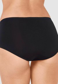 Schwarze Baumwoll-Hipster-Briefs mit glatter Textur, elastischem Bund und minimalen Steppnähten entlang der Kanten für zusätzlichen Komfort.