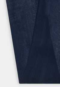 Granatowa texturowana tkanina o gładkim wykończeniu, ukazująca się w formie drapowanej i lekkiej przezroczystości. Krawędzie mają subtelne zgięcie.