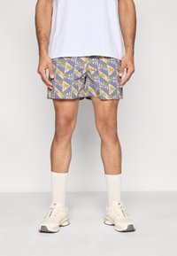 Μαγιό σορτς σε ανοιχτό γαλάζιο, με επαναλαμβανόμενο μοτίβο από φοίνικες και γεωμετρικά σχέδια σε κίτρινο και ροζ. Ελαφρύ ύφασμα, με ελαστική μέση.