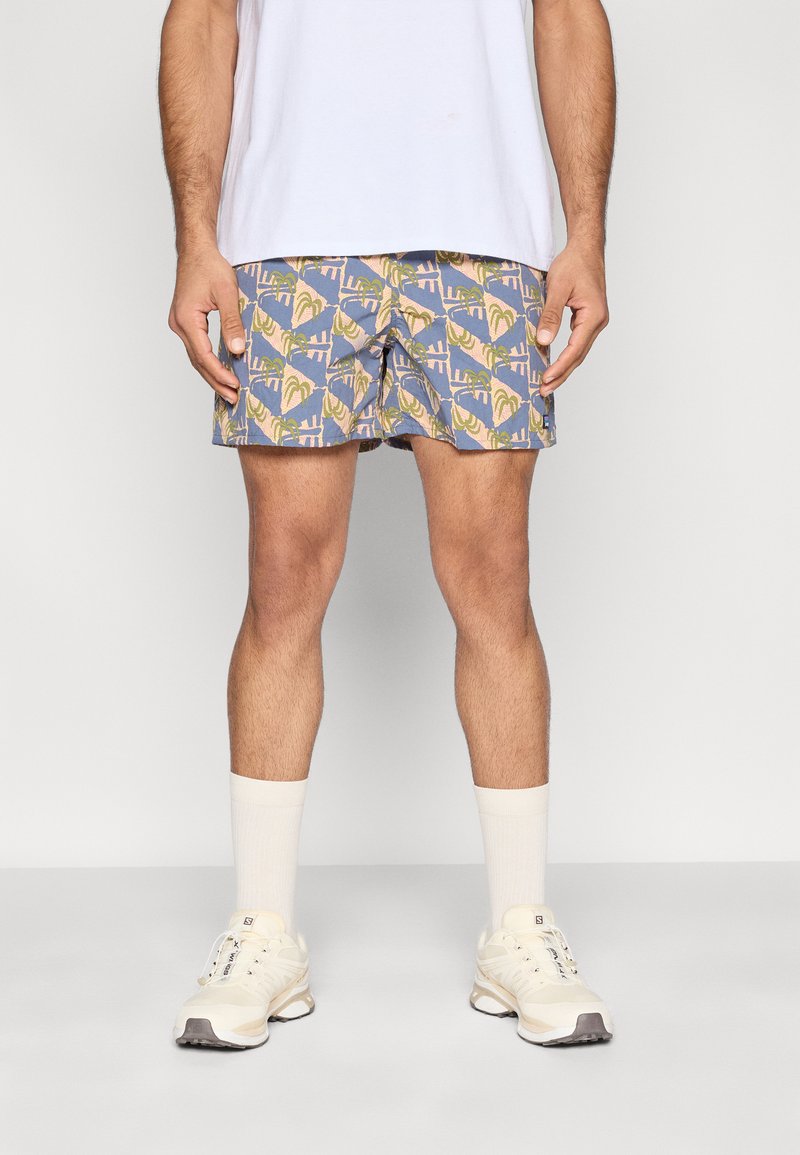 Μαγιό σορτς σε ανοιχτό γαλάζιο, με επαναλαμβανόμενο μοτίβο από φοίνικες και γεωμετρικά σχέδια σε κίτρινο και ροζ. Ελαφρύ ύφασμα, με ελαστική μέση.