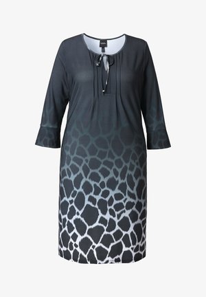 Schwarzes Kleid mit dreiviertel Ärmeln, das ein Giraffenmuster aufweist, das von dunkel nach hell verblasst, sowie einem gebundenen Dekolleté mit Plissees.