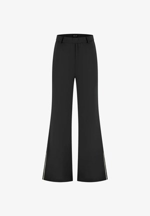 Zwarte broek met wijde pijpen, hoge taille, riemlussen en subtiele zijstrookdetails.