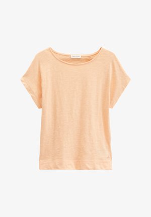 Luźna koszulka o krótkim rękawie w jasnopomarańczowym kolorze brzoskwiniowym, z okrągłym dekoltem i małym logo na dolnym lewym brzegu.