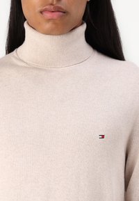 Tommy Hilfiger PIMA ROLL NECK - Pullover - timeless camel