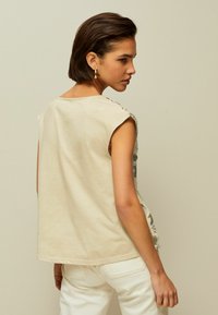 Next BRODERIE TALL - REGULAR FIT - T-shirt med print - khaki green