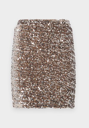 Mini gonna marrone in paillettes con un design aderente, coperta di paillettes argentate riflettenti, che creano un effetto testurizzato e scintillante.